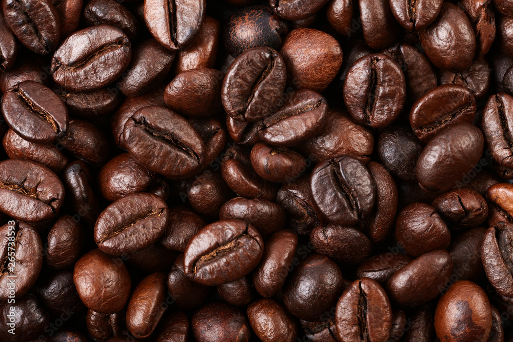 Naklejka premium Strong roasted coffee beans texture background.