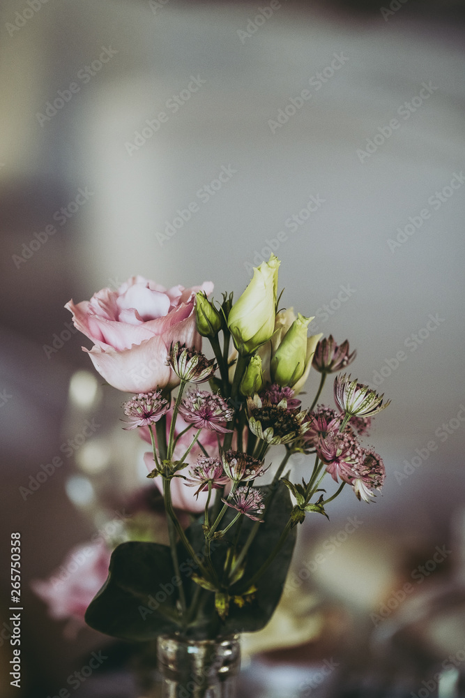 Décoration florale sur une table de mariage