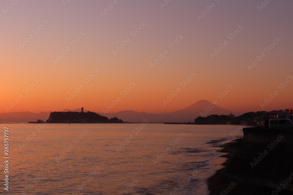 日没後の江ノ島と富士山