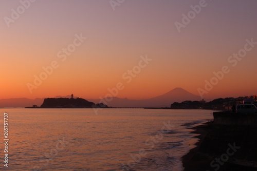 日没後の江ノ島と富士山