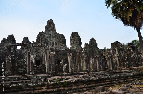 カンボジアのシェムリアップ 世界遺産のアンコールワット遺跡群 アンコールトムのバイヨン寺院 古くて美しい彫刻