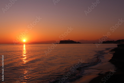 夕日と江ノ島 © 哲二 川端