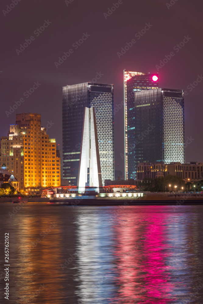 Fototapeta premium The bund of Shanghai huangpu river of tall buildings in the evening.