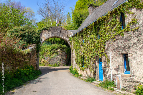 Rochefort-en-terre. Vieille maison et porche d entr  e en  granit. Morbihan. Bretagne