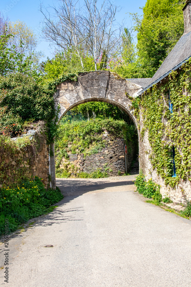 Rochefort-en-terre. Vieille maison et porche d'entrée en  granit. Morbihan. Bretagne