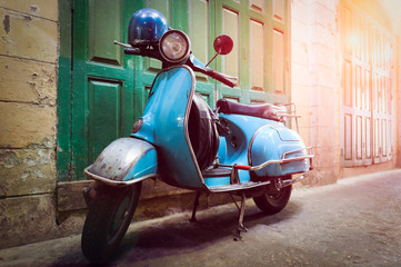 Bilder mit Rahmen Roller Vintage Roller in stiller Gasse  © NUTTANART
