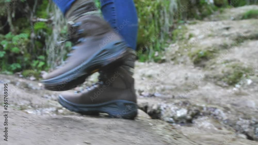 junge Frau mit dem Rucksack, wandert im wald in der nehe vom wasserfall junge Frau mit dem Rucksack, wandert im wald in der nehe vom wasserfall