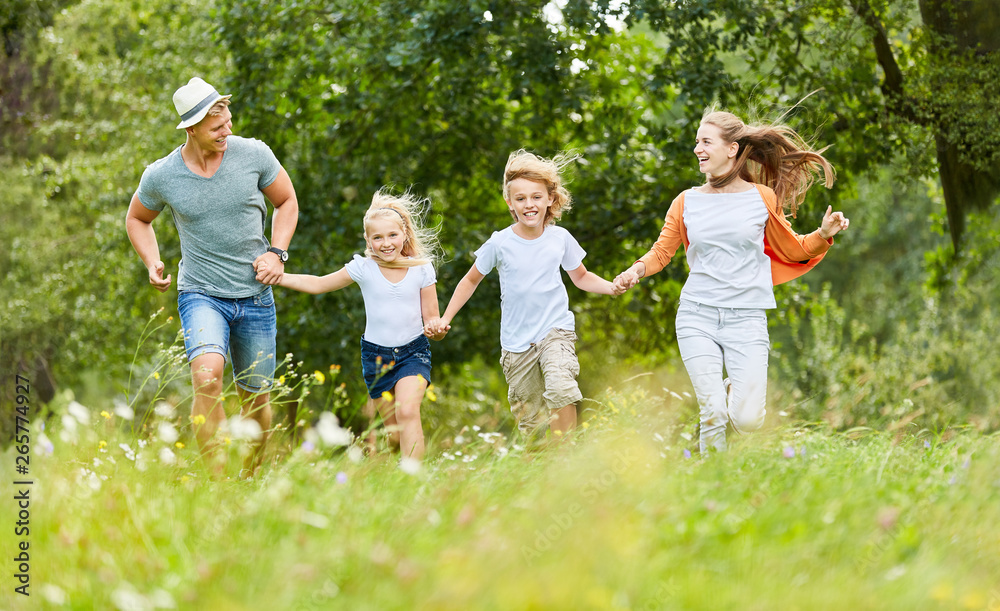 Obraz premium Rodzina i dzieci biegają w przyrodzie