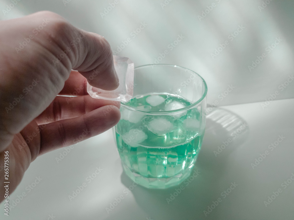 Add ice to a glass beaker. Ice and drink in the glass. Add ice to a glass beaker. Ice and drink in the glass.