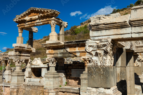 Fuente de Trajano, Ciudad romana de Efeso (Ephesus), Pueblo de Selçuk, Región de Izmir (Esmirna), Meseta de Anatolia, Turquía photo