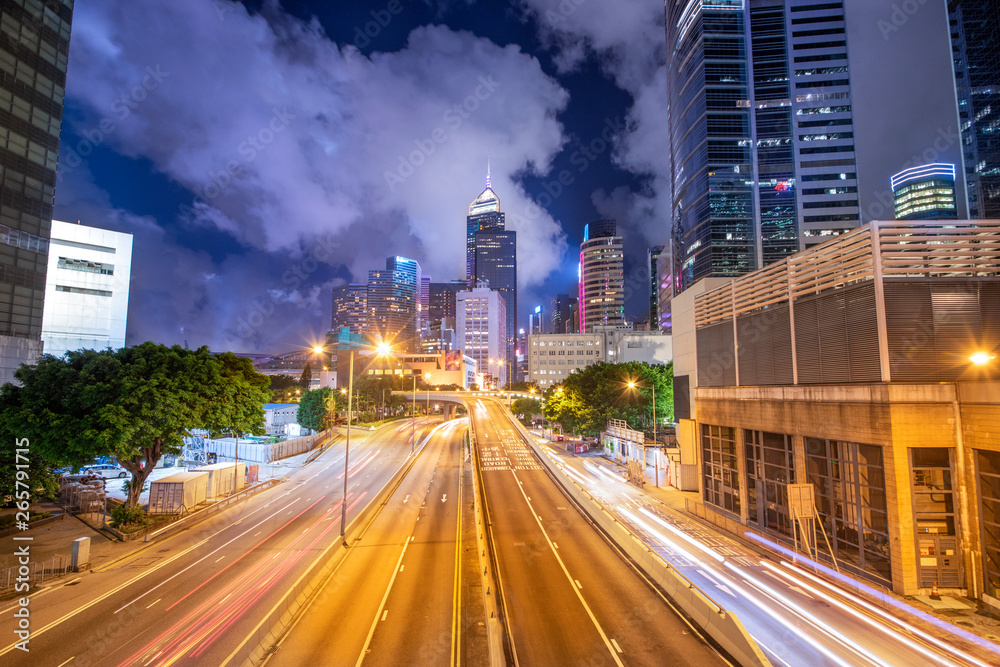 Obraz premium The night view of the city and the traffic in Hong Kong