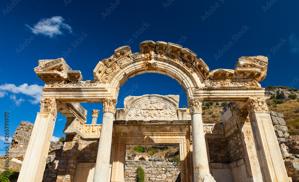 Templo de Hadrian, Ciudad romana de Efeso (Ephesus), Pueblo de Selçuk, Región de Izmir (Esmirna), Meseta de Anatolia, Turquía Templo de Hadrian, Ciudad romana de Efeso (Ephesus), Pueblo de Selçuk, Región de Izmir (Esmirna), Meseta de Anatolia, Turquía