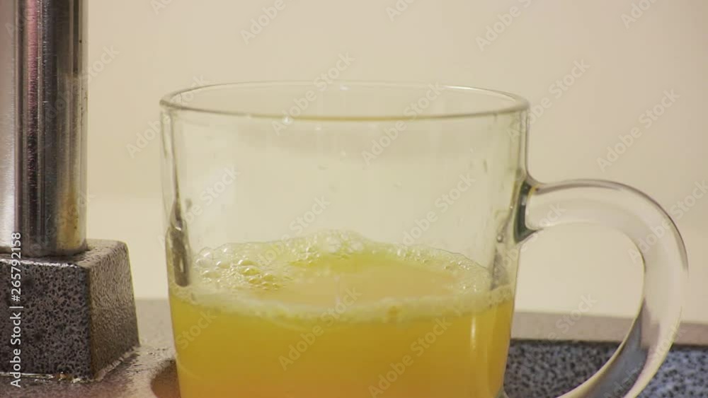 Process fresh orange juice hand Process fresh orange juice hand