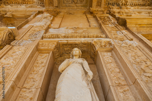 Biblioteca de Celsus, Ciudad romana de Efeso (Ephesus), Pueblo de Selçuk, Región de Izmir (Esmirna), Meseta de Anatolia, Turquía photo