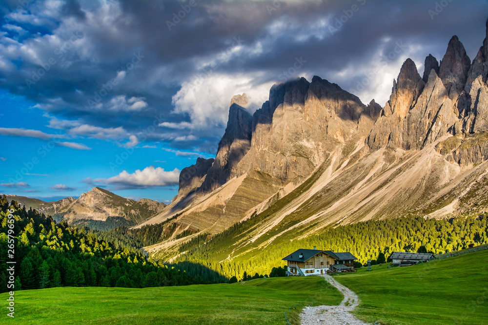 Φωτογραφία The beautiful Dolomites group of Odle in the Natural Park of Odle-Puez, Val di Funes