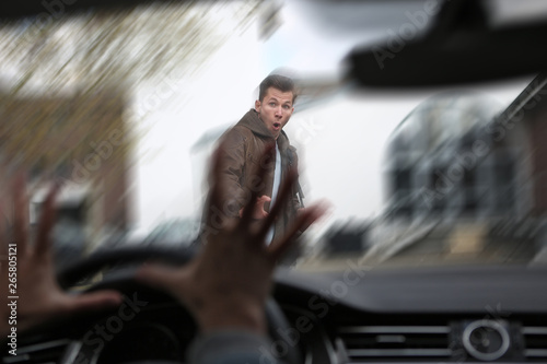 Junger Fußgänger wird von einem Auto angefahren