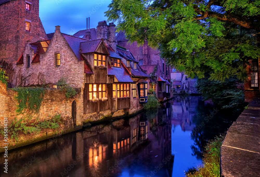 Naklejka premium Stare Miasto w Brugii, Belgia. Tradycyjne średniowieczne domy nocą.