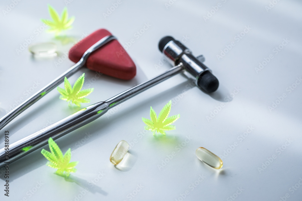 Cannabis Marihuana Hanf CBD Tabletten Pillen als Therapie Medizin bei Neurologe Arzt Praxis mit Reflexhammer Cannabis Marihuana Hanf CBD Tabletten Pillen als Therapie Medizin bei Neurologe Arzt Praxis mit Reflexhammer