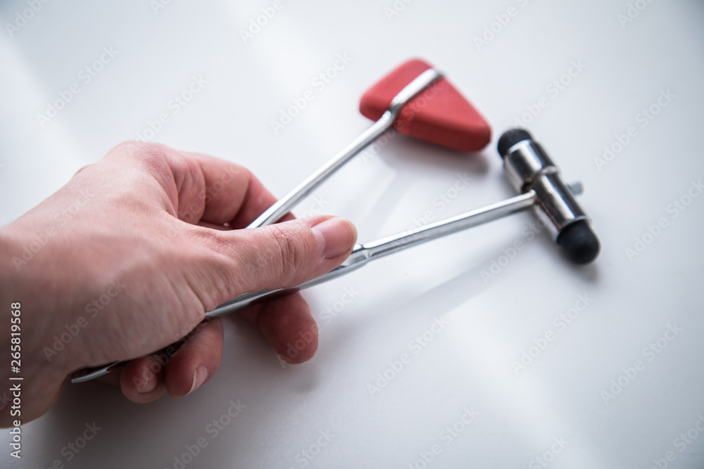 Neurologin nimmt Reflexhammer Buck und Perkussionshammer Tylor zur Diagnose Neurologin nimmt Reflexhammer Buck und Perkussionshammer Tylor zur Diagnose