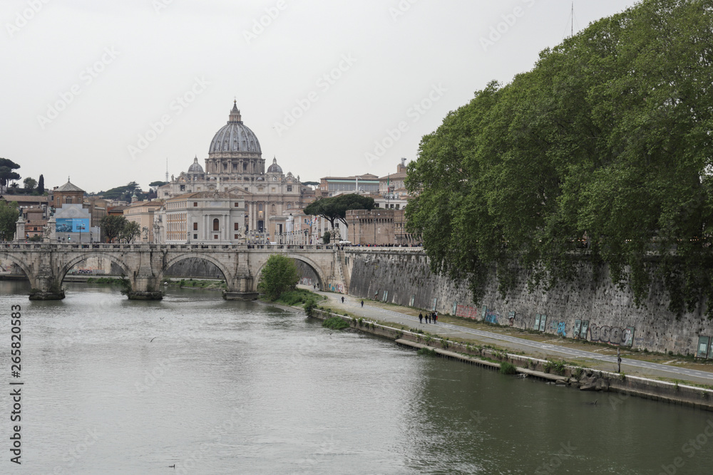 Ponte sul Tevere e vista del Vaticano a Roma	