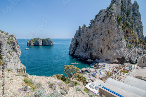 Die bekannten Faraglioni Felsen vor der Insel Capri, Italien photo