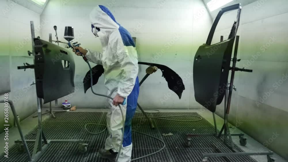 peintre en carrosserie mattant un produit avant de peindre