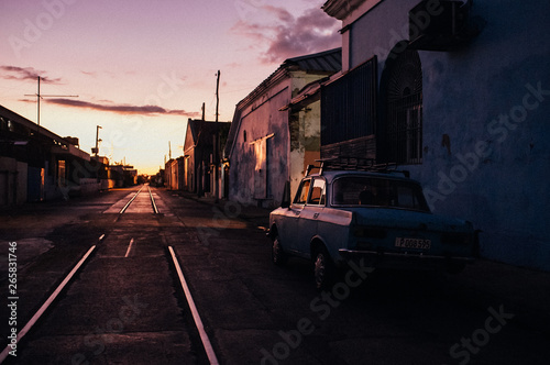 Auto steht einsam im Sonnenuntergang in Kuba photo