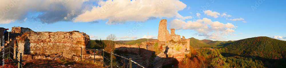 Panorama der Burgruine Alt Dahn im Pfälzer Wald 