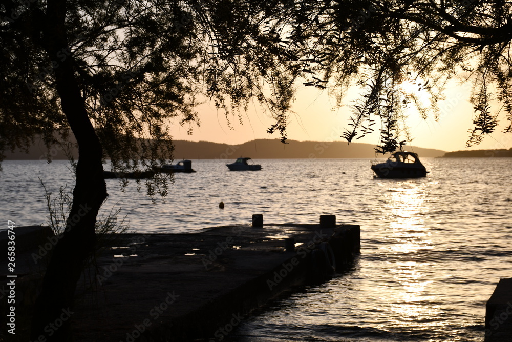 kroatischer strand im sonnenuntergang