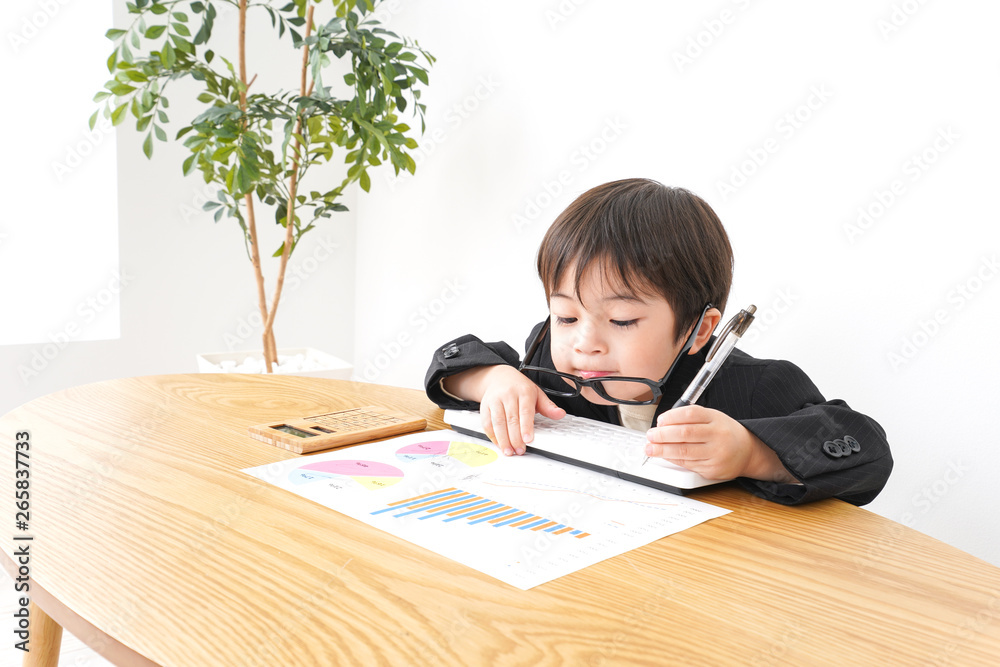 決算資料を読むビジネスマン