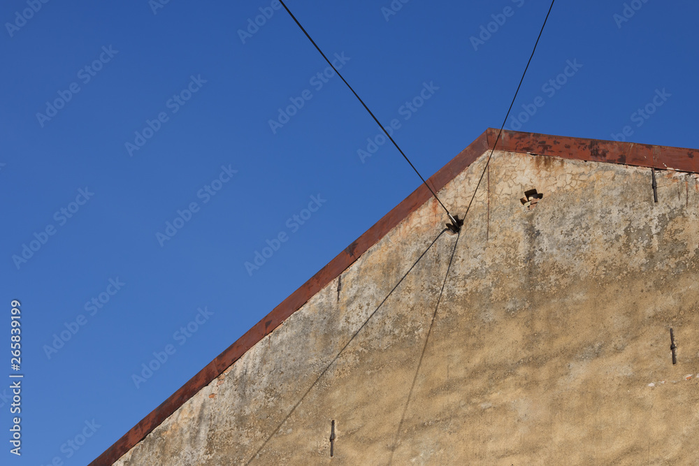 House-worn outer tip wall.