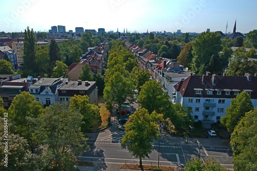 Wohngebiet Luftbild mit Großstadt am Horizont