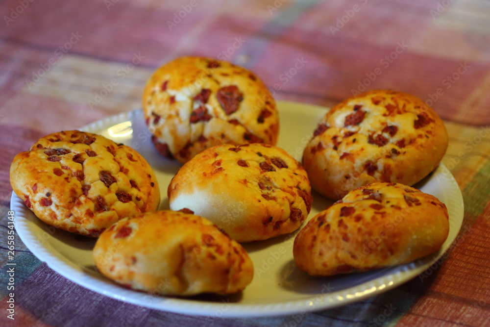 Buns with little seasoning and shallow sauce Buns with little seasoning and shallow sauce