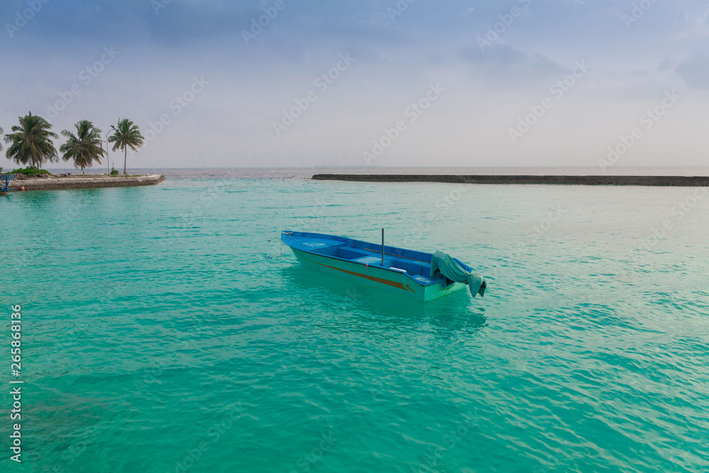 Naklejka premium Maldives, tropical sea background