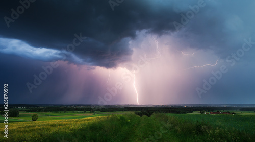 Blitzeinschlag in der Dämmerung © natur-motive