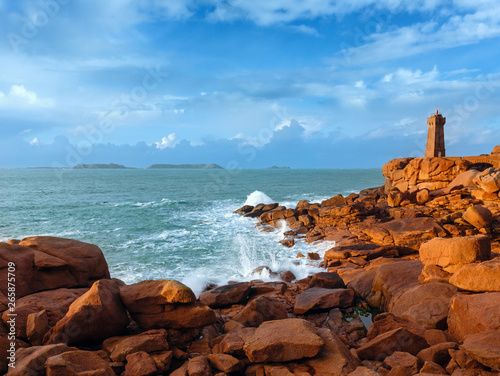 Foto Ploumanach lighthouse, Brittany, France