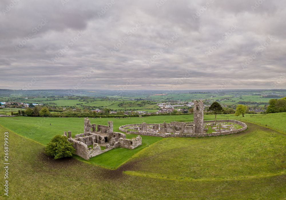 The ruins that can be seen on the Hill of Slane today originate from a Franciscan church built here in 1512. On the hill, however, there was an abbey dating back to St. Patrick in the centuries before
