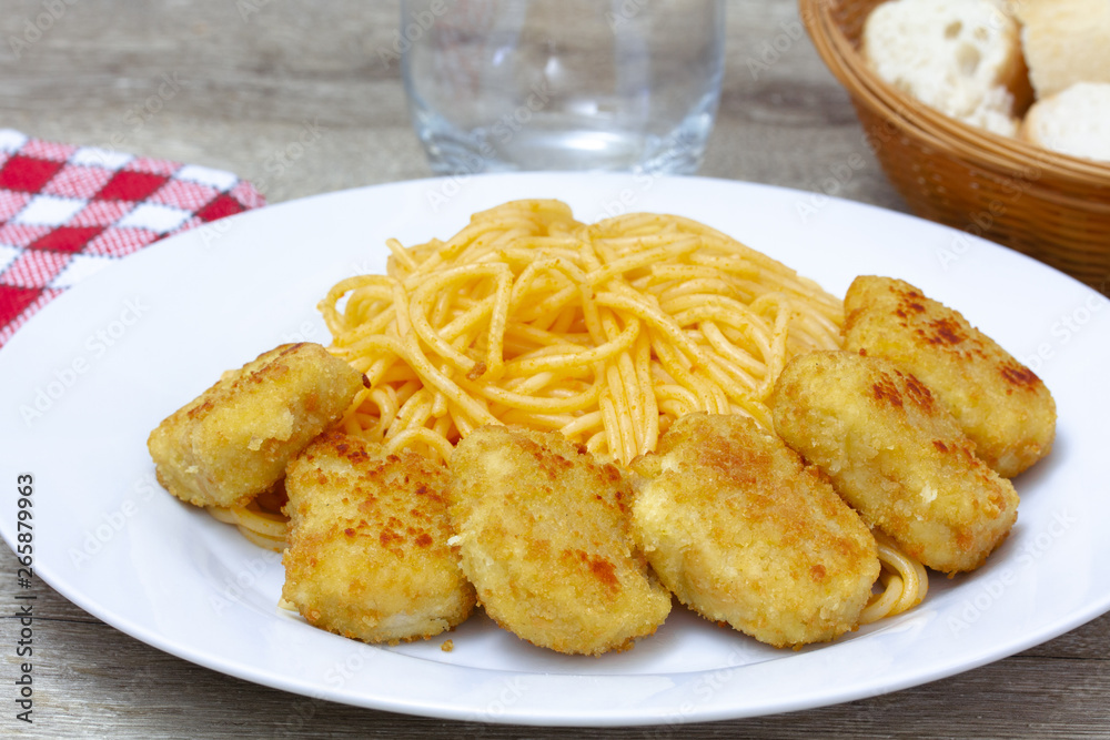 nuggets de poulet et spaghetti nuggets de poulet et spaghetti