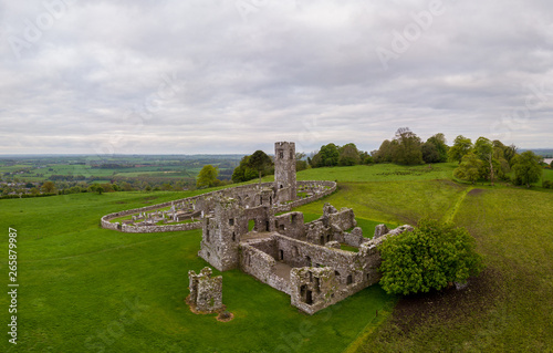 The ruins that can be seen on the Hill of Slane today originate from a Franciscan church built here in 1512. On the hill, however, there was an abbey dating back to St. Patrick in the centuries before