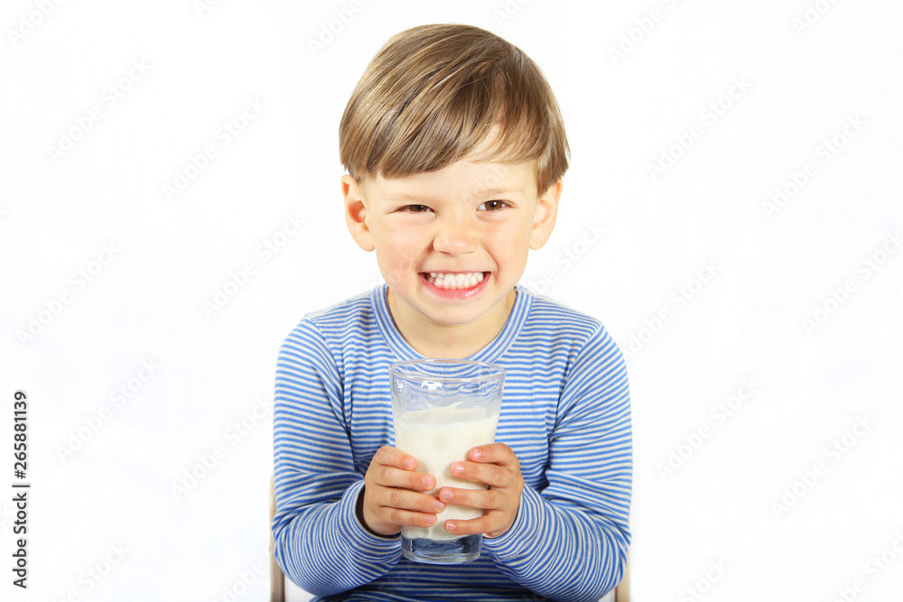 Ein dreijähriger Junge trinkt ein Glas Milch Ein dreijähriger Junge trinkt ein Glas Milch