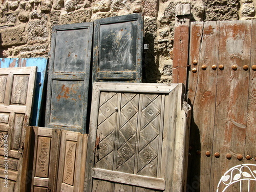 Schöne traditionelle alte Türen aus Holz im Sommer bei Sonnenschein vor einem Antiquitätenladen in den Gassen der Altstadt von Alacati bei Cesme am Ägäischen Meer in der Provinz Izmir in der Türkei photo