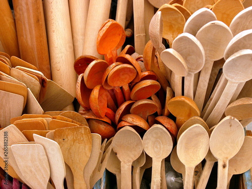 Handgefertigte Holzlöffel und Küchenutensilien aus Holz im Sommer auf dem Basar und Wochenmarkt in Alacati bei Cesme am Ägäischen Meer in der Provinz Izmir in der Türkei photo