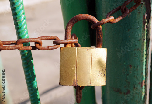 Obraz na płótnie Rusty padlock on rusty chain. w salonie