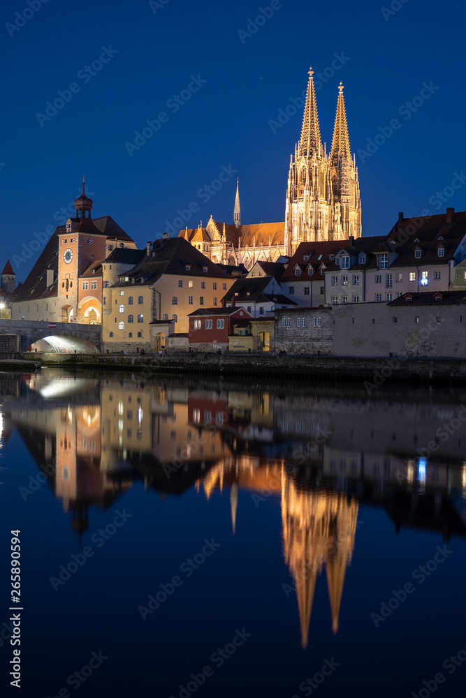 Beleuchteter Dom in Regensburg in Abendstimmung