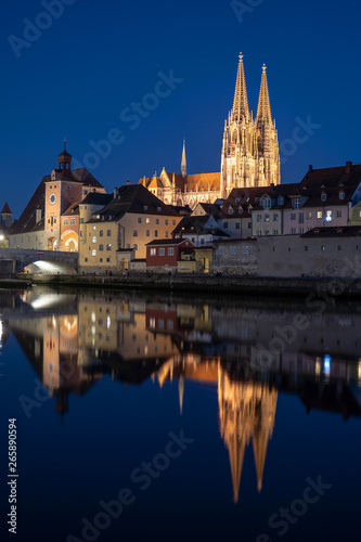 Beleuchteter Dom in Regensburg in Abendstimmung