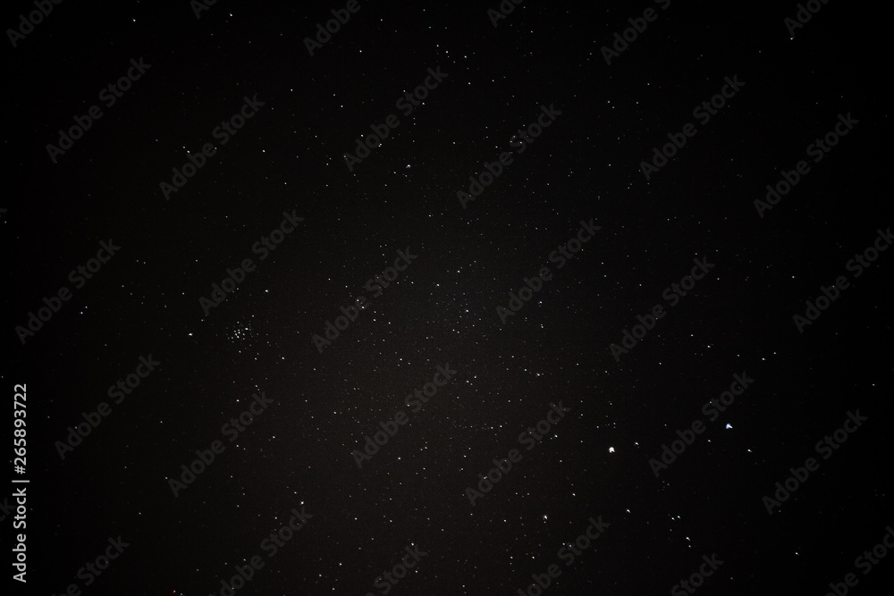 Cielo stellato di notte mostra le stelle brillanti nello spazio