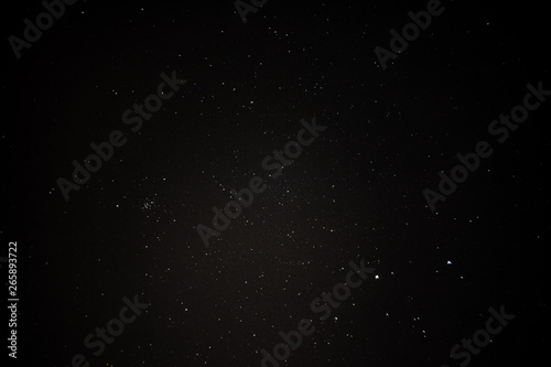 Cielo stellato di notte mostra le stelle brillanti nello spazio photo
