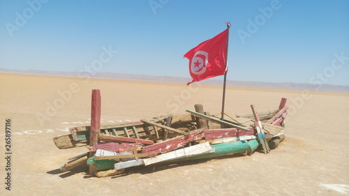 Fototapeta Naklejka Na Ścianę i Meble -  boat desesrt flag