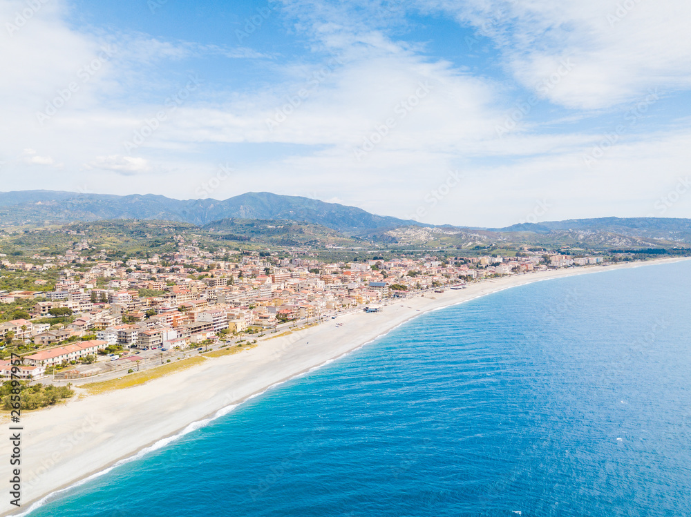 Città costiera calabrese di Marina di Gioiosa Ionica in Calabria. Vista aerea sulle spiagge che si affacciano nel mare Mediterraneo, meta turistica in Estate. Il suo lungomare e le case in affitto.