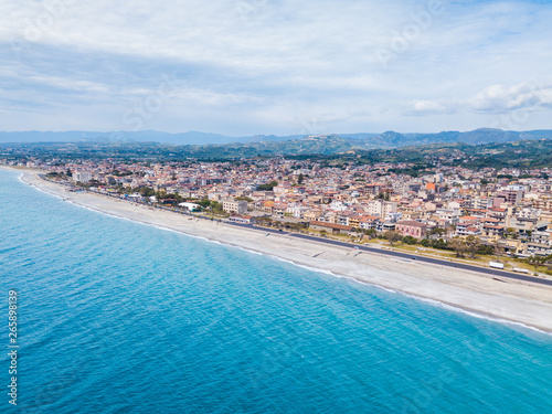 Città costiera di Siderno in Calabria, vista aerea. Meta turistica in Estate e della Locride. Lungomare rifatto, strade e case in campagna. © Polonio Video